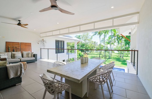 Kewarra Beach House | Beachfront huge resort-style for 16 just Renovated heated pool Palm Cove area