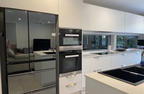 North Curl Curl Apartment | Beachfront retreat in North Curl Curl, heated pool and 100 m from beach.
