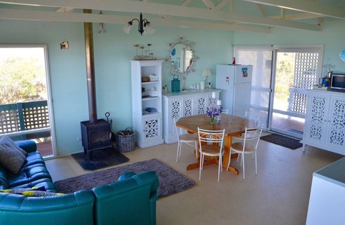 Island Beach House | Beachfront + Stunning Views + Free WIFI + Air Con + Fireplace