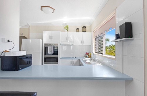 Torquay Apartment | Beachside 2-Bed Apartment with Secure Parking
