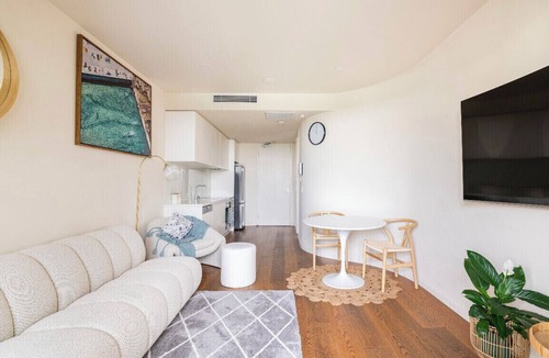 Hampton Apartment | Beachside apartment with free parking