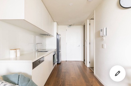 Hampton Apartment | Beachside apartment with free parking
