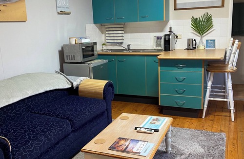 Wamberal Apartment | Beachside cabin + solar heated pool @ Spoon Bay