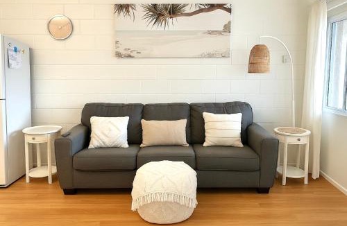 Brooms Head Apartment | Beachside Family Unit 2 mins walk to beach partial ocean view