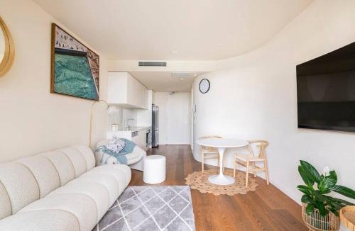 Hampton Apartment | Beachside flat with free parking