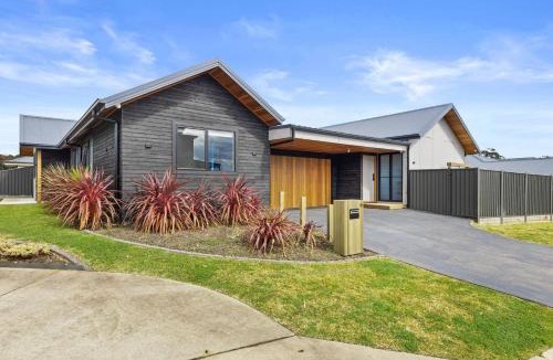 Vincentia House | Beam Hideaway - Pool, Spa & all the additional lux
