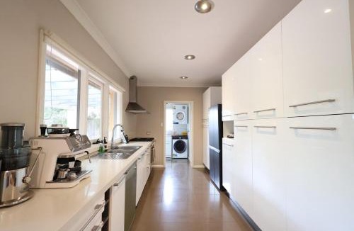 Beaumaris House | Beaumaris Lovely House - Bayside Holiday Rental - Entire 3 BR 1 Spa Bath 1 min to Golf Clubs