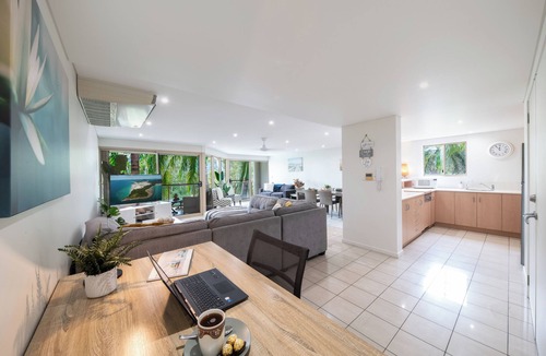 Airlie Beach Apartment | Beautiful 2 Bedroom Apartment just a 5 minute walk to the Port of Airlie,.