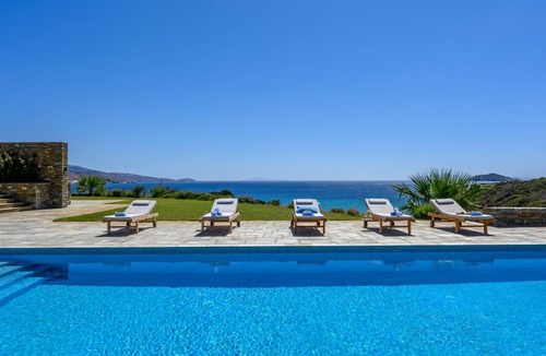 Gavrio House | Beautiful 2-bedroom house "on the beach" with swimming pool