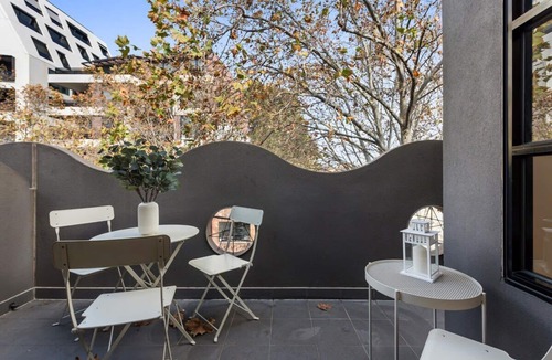 Collingwood Apartment | Beautiful 2-Storey Unit with Balcony near Smith St