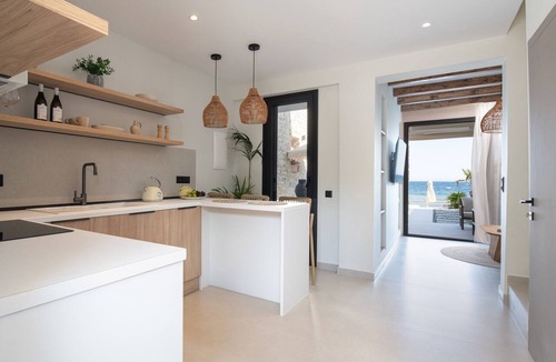 Psakoudia House | Beautiful 3-bedroom beachfront luxury villa with private pool in Psakoudia