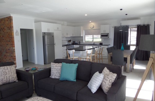 Portland House | Beautiful 3 bedroom cottage on 25 acres with visiting native birds & wildlife