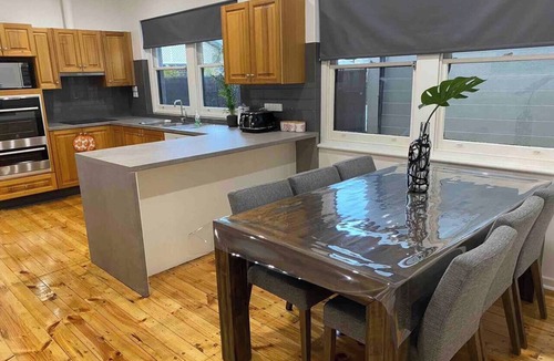 Royal Park House | Beautiful 3 Bedrooms BNB between Airport and Sea