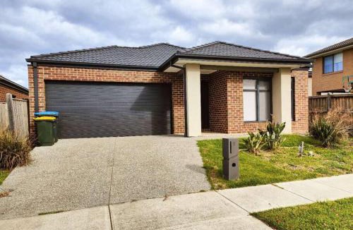 Point Cook Villa | Beautiful 4 Bedrooms Houses