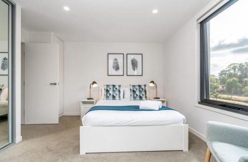 Turner Apartment | Beautiful Art Apartment near Tram and Shops! - Hosted by CanStay
