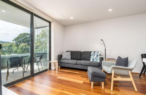 Turner Apartment | Beautiful Art Apartment near Tram and Shops! - Hosted by CanStay