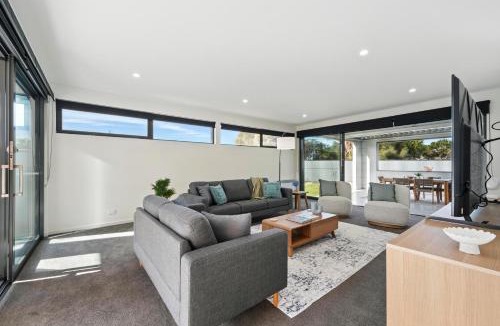 Lauderdale House | Beautiful Balook - 3 Bedroom Beach House
