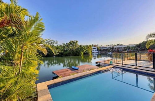Woolner House | Beautiful Bayview King Beds Pool Water frontage