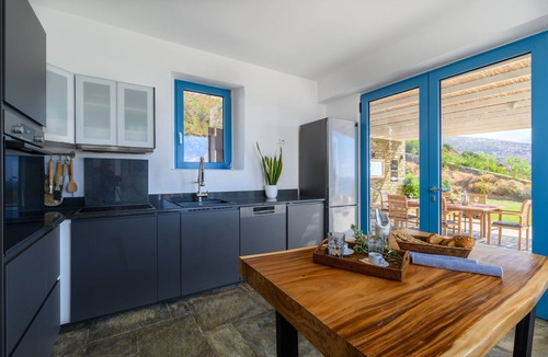 Gavrio House | Beautiful beach house with pool for 8p