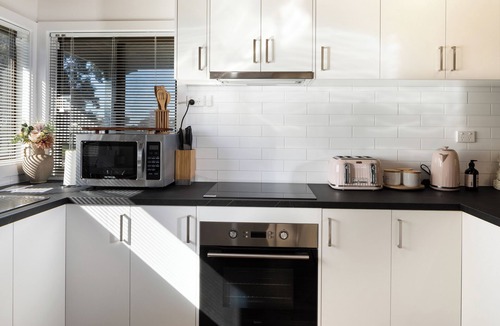 Port Welshpool House | BEAUTIFUL COSY FAMILY HIDEAWAY - FREE WIFI AND FOXTEL - LONG JETTY NOW OPEN!