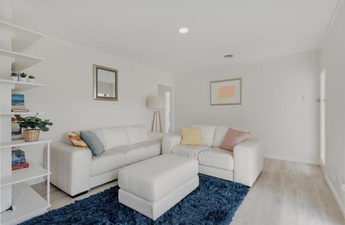 Lyneham House | Beautiful Home Close to Transport and Attractions