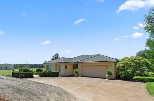 Worrigee House | Beautiful Large Country Home in the Perfect Location with tennis court & theatre