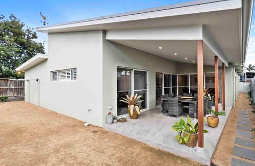Tomakin House | Beautiful new home within metres of beaches
