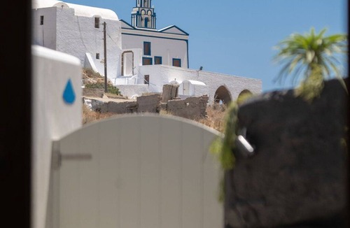 Monolithos Villa | Beautiful Santorini Suite | Luxury Suite with Private Hot Tub | Elia