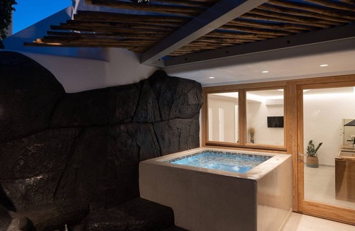 Monolithos Villa | Beautiful Santorini Suite | Luxury Suite with Private Hot Tub | Elia