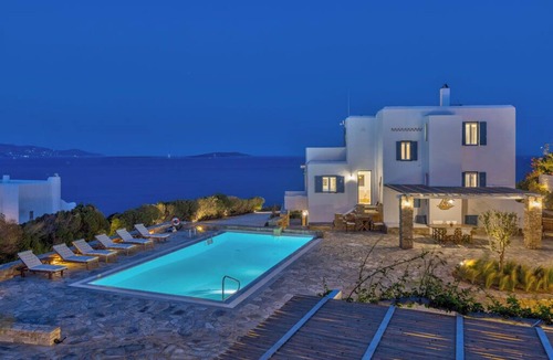 Antiparos House | Beautiful summer villa surrounded by the sea