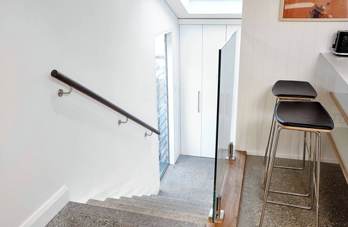 Bulli Apartment | Beautifully appointed Bulli studio nestled between coast and escarpment