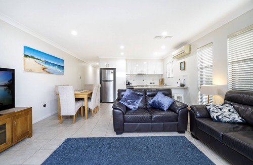 South West Rocks House | Beautifully furnished Townhouse close to town with air conditioning in.