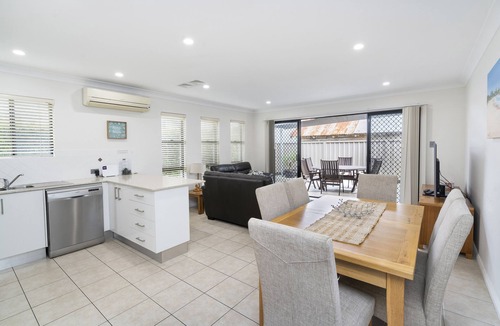 South West Rocks House | Beautifully furnished Townhouse close to town with air conditioning in.