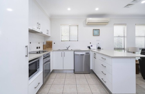 South West Rocks House | Beautifully furnished Townhouse close to town with air conditioning in.