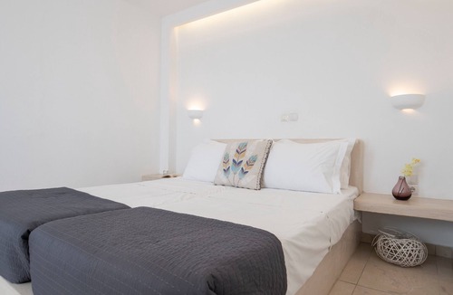 Agios Georgios Bed & Breakfast | Bed and Breakfast 'Deluxe Apartment Split Level Hot Tub - Sleeps 5'