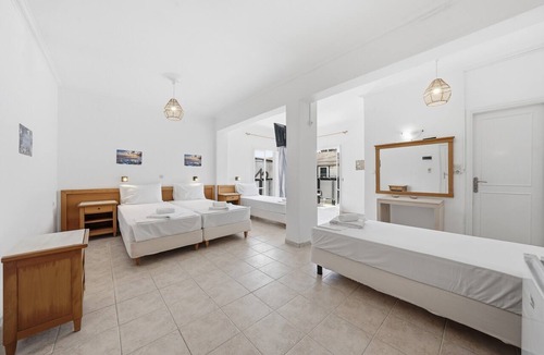 Kavos Bed & Breakfast | Bed and Breakfast The Kavos Sandy Inn – Quadruple Room with Shared Pool, Wi-Fi, and Air Conditioning