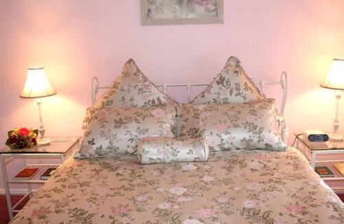 Swan Hill Bed & Breakfast | Bed of Roses-A Perfect Place for Families&Couples