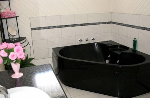 Swan Hill Bed & Breakfast | Bed of Roses-A Perfect Place for Families&Couples