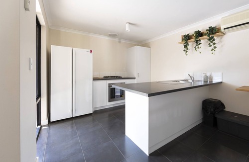 Midvale Bed & Breakfast | Bedroom 1: Ensuite: Free Wifi : AirCon : QueenBed