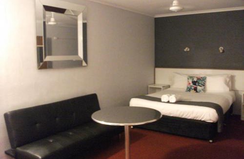 Glass House Mountains Hotel | Beerwah Glasshouse Motel