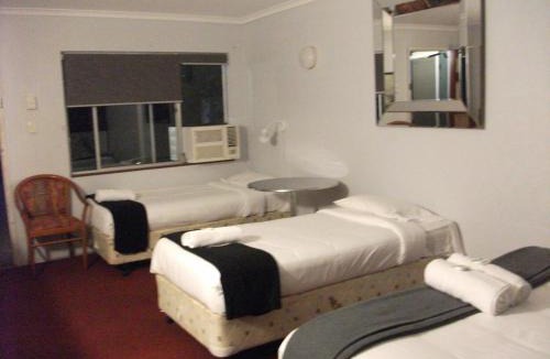 Glass House Mountains Hotel | Beerwah Glasshouse Motel
