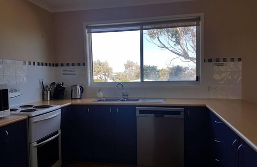 Ventnor House | Bella Views - Beach front, WiFi and Foxtel!nAvailability School Holidays