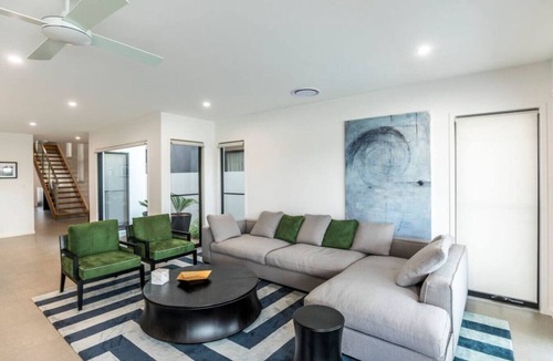 Helensvale House | Belle Vista - Luxury Home near Theme Parks & Views