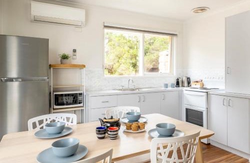 Bellbrae Villa | Bells Beach Cottages - Pet friendly cottage with wood heater