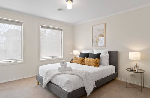 Malvern East House | Bethany in Malvern by Ready Set Stay - WIFI, full linen and towels