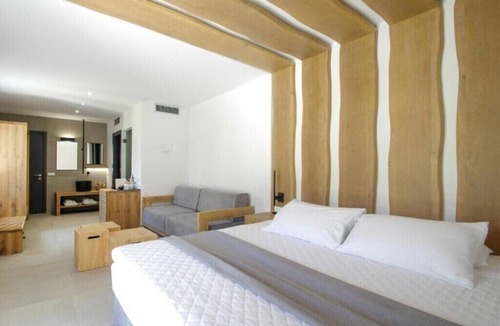 Kini House | BH835 - C - Suite Syros