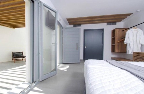 Kini House | BH836 - C - Suite Syros