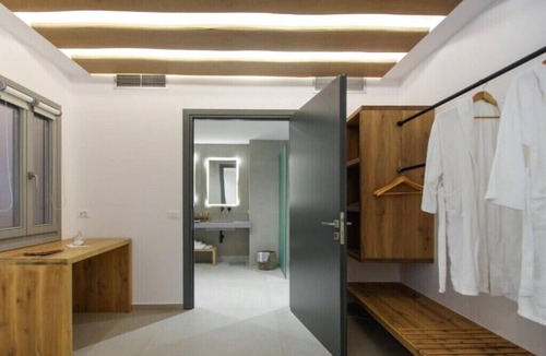 Kini House | BH836 - C - Suite Syros