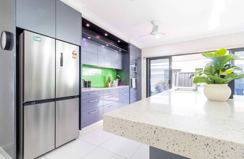 Muirhead House | Big & Breezy House | Mins to Beach, Hospital & Uni by Tropical BNB