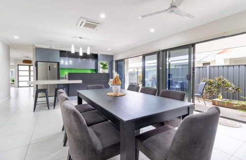 Muirhead House | Big & Breezy House | Mins to Beach, Hospital & Uni by Tropical BNB